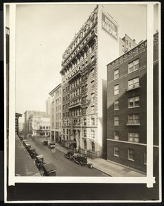 Hotel Harding op 55th Street en Broadway, New York, 1921 door Byron Company