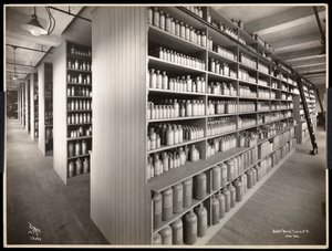 Interieur van een chemische opslagruimte bij Parke, Davis en Co., chemici, Hudson en Vestry Streets, New York, 1910