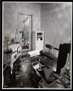 Interieur van de pedicurekamer in de Charles of the Ritz schoonheidssalon in het Ritz Tower Hotel, Park Avenue en 57th St, New York, 1932 door Byron Company