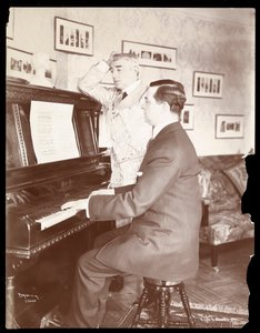 Kyrle Bellew en vriend aan de piano in Bellew