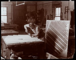 Man aan het werk in de Hardman, Peck und Co. pianofabriek, New York, 1907