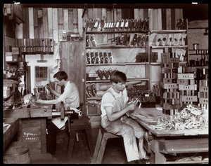 Mannen aan het werk in de Hardman, Peck und Co. pianofabriek, New York, 1907