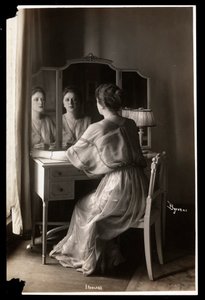 Portret van Jobyna Howland zittend aan haar kaptafel, 1908-9