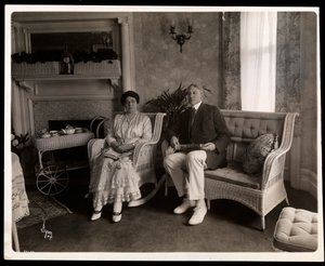 Portret van de heer en mevrouw Howard zittend in hun woonkamer aan 200 5th Avenue, New York, 1916-6