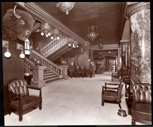 Trap en lobby in het Park Avenue Hotel, 1901 of 1902