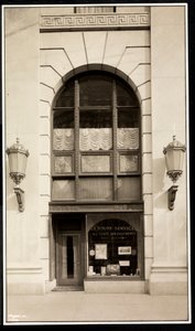 Winkelpui van En Route Service, Inc., in het Savoy Plaza Hotel, 59th Street en 5th Avenue, New York, 1928