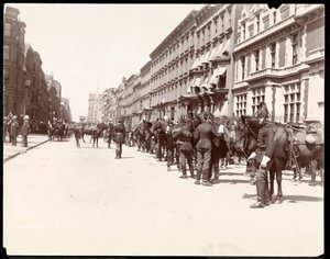 Het personeel van de gouverneur wacht op de aankomst van Li Hung Chang in het Waldorf Astoria Hotel, 34th Street, New York, 1896 door Byron Company