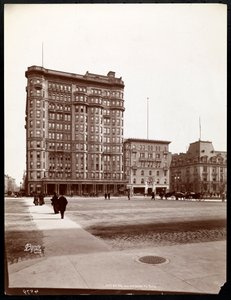 Het Hotel Savoy aan 59th Street en 5th Avenue, uitzicht vanaf de ingang van Central Park, New York, 1898 door Byron Company