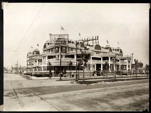 Het Hotel Shelburne aan Sea Breeze Avenue en Ocean Parkway, Coney Island, New York, c.1913 door Byron Company
