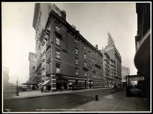 Het Hotel Woodward, Broadway en 55th Street, New York, 1920 door Byron Company