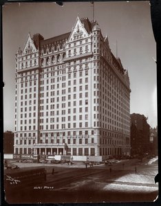 Het Plaza Hotel in aanbouw, 5th Avenue en 59th Street, New York, c.1907 door Byron Company
