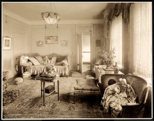 De salon van suite 1047 in het Hotel Majestic, 1925 door Byron Company
