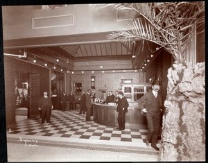De lobby en registratiebalie in het Hotel Victoria, 1900 of 1901