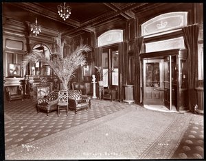 De lobby van het Hotel Victoria, 1901 of 1902
