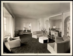 De salon van het penthouse in het Hotel St. Regis, 1937 door Byron Company