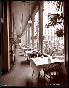 De veranda bij het Park Avenue Hotel, 1901 of 1902 door Byron Company