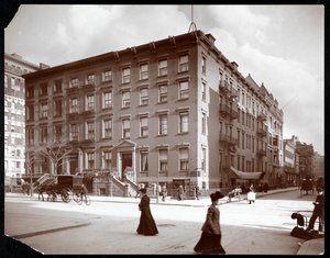 Uitzicht op Hotel Kensington aan Fifth Avenue, nabij Washington Square, New York, 1904 door Byron Company
