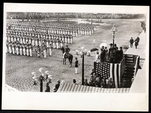 Uitzicht op Prinses Eulalia van Spanje die het 7e Regiment inspecteert tijdens de Columbus Celebration Parade bij het Savoy Hotel, New York, 1899 door Byron Company