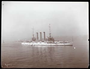 Uitzicht op een militair schip, vermoedelijk op de Hudson River nabij West Point tijdens het bezoek van Prins Louis van Battenberg, 1905