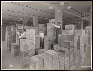 Uitzicht op mannen in de verzendkamer bij Parke, Davis en Co., chemici, Hudson en Vestry Streets, New York door Byron Company