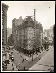 Uitzicht op het Grand Hotel aan 31st Street en Broadway, New York, c.1914 (zilveren gelatin afdruk) door Byron Company