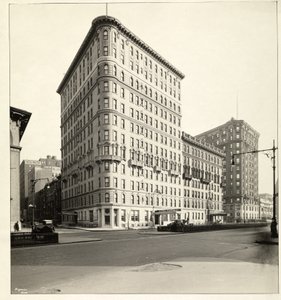 Uitzicht op het Hotel Embassy aan Broadway en 70th Street, New York, 1921 door Byron Company
