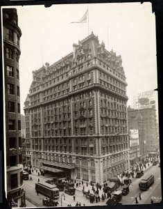 Uitzicht op het Hotel Knickerbocker, Broadway en 42nd Street, New York, 1912 door Byron Company