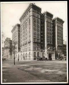 Uitzicht op het Hotel Majestic aan 72nd Street vanaf Central Park West, New York, 1920 door Byron Company