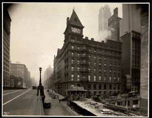 Uitzicht op het Murray Hill Hotel, Park Avenue en 40th Street, New York, vanaf het Park Avenue viaduct, 1931 door Byron Company