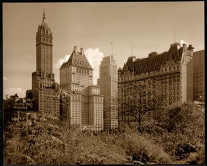 Uitzicht op het Savoy Plaza Hotel, 59th Street en Fifth Avenue, New York, ca. 1937 door Byron Company