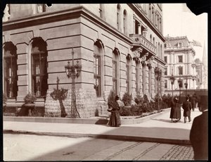 Uitzicht op het Waldorf Astoria Hotel en de J. J. Astor-residentie langs 5th Avenue bij 33rd en 34th Street, New York, 1895 (zilveren gelatin afdruk)