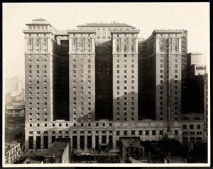 Uitzicht op de zuidkant van het Hotel Pennsylvania, 7th Avenue en 32nd Street, New York, 1919 door Byron Company
