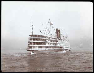 Uitzicht op het stoomschip C.W. Morse, vermoedelijk op de Hudson River nabij West Point tijdens het bezoek van Prins Louis van Battenberg, 1905