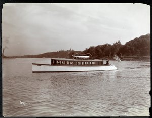 Uitzicht op het jacht Delicia van de New York Yacht, Launch en Engine Co. op de Hudson River nabij Morris Heights, New York, 1903 door Byron Company