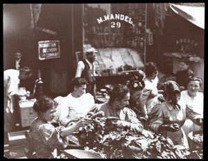 Uitzicht op vrouwen die groenten kopen van een straatventer op Hester Street, New York, 1898