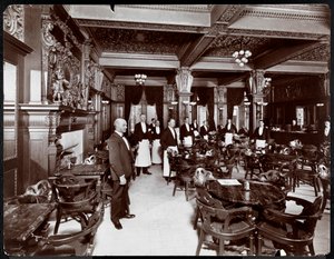 Obers in een café bij Hotel Delmonico, 1902 door Byron Company