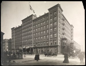 Windsor Hotel aan 5th Avenue van 46th tot 47th Streets, New York, 1898 door Byron Company