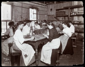 Vrouwen werken in de Hardman, Peck en Co. pianofabriek, New York