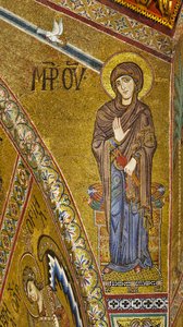 Apsis: Annunciatie Maagd, Byzantijns mozaïek met gouden achtergrond in het timpaan van de apsis