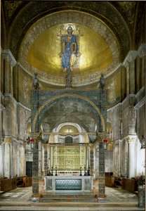 Byzantijnse architectuur: het priesterkoor. Het hoofdaltaar, het ciborium met albasten zuilen (tussen 5e en 13e eeuw), de kapitelen (12e eeuw) en de Pala d