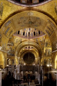 Byzantijnse architectuur: zicht op het zuidelijke transept (met koepel gewijd aan Sint Leonardus), de rozet. 1542-1551 Basiliek van San Marco, Venetië