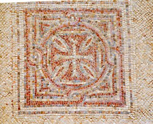 Detail van een kruis uit de mozaïekvloer van de Byzantijnse kerk in Shoham, Israël, ca. 5e eeuw AD (mozaïek) door Byzantine Byzantine