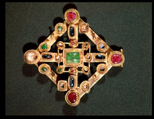 Broche in de vorm van een Griekse kruis (goud & edelstenen) door Byzantine School