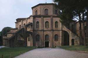 Buitenaanzicht van de basiliek, 547 AD door Byzantine School