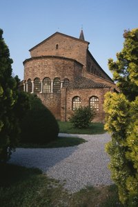 Buitenaanzicht van de apsis door Byzantine School