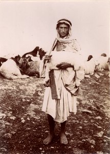 Een herdersjongen die een lam draagt, c.1894-1914