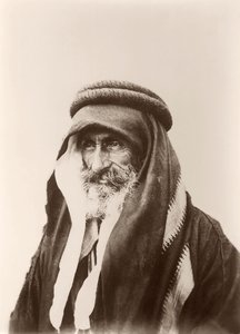 Portret van Sheikh Khalil Senaah (tegen een muur achtergrond) in Kerak, c.1895-99 door C.A. Hornstein