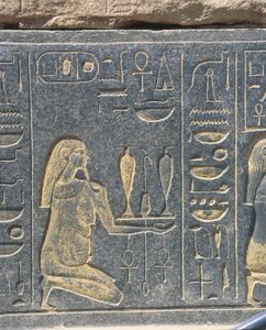 Egypte, Karnak, Rode kapel van Hatsjepsoet, gouden reliëf, wijnoffer