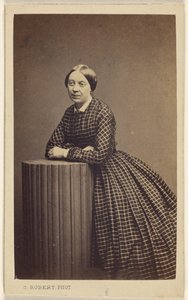 [Ongeïdentificeerde vrouw leunend op een nepzuil]. door C. Robert