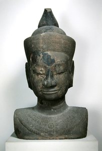 Versierde buste van Boeddha; 15e-16e eeuw door Cambodian School
